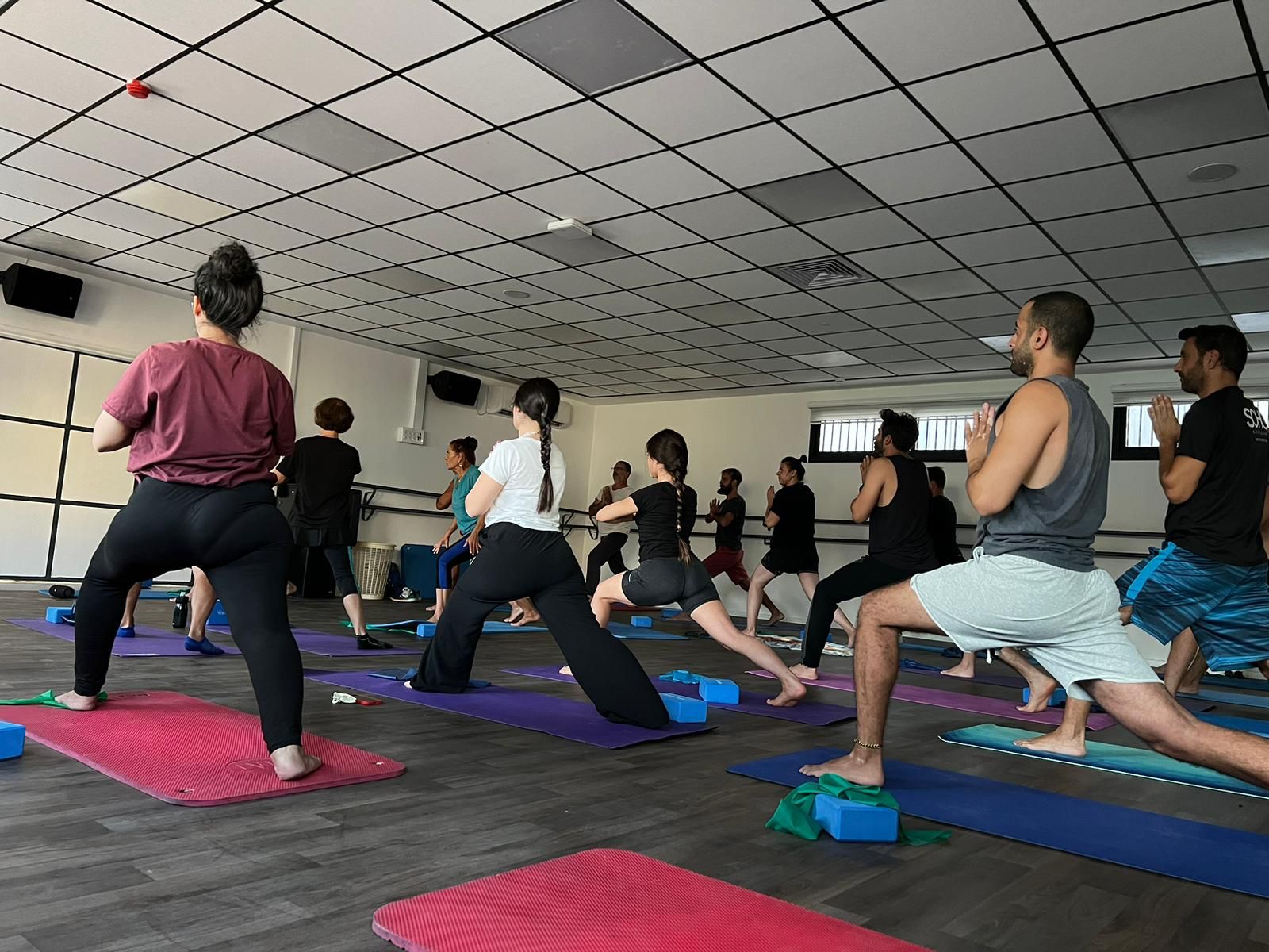 יוגה וסדנאות בחברות וארגונים. יוגה בהייטק, יוגה במשרד. 