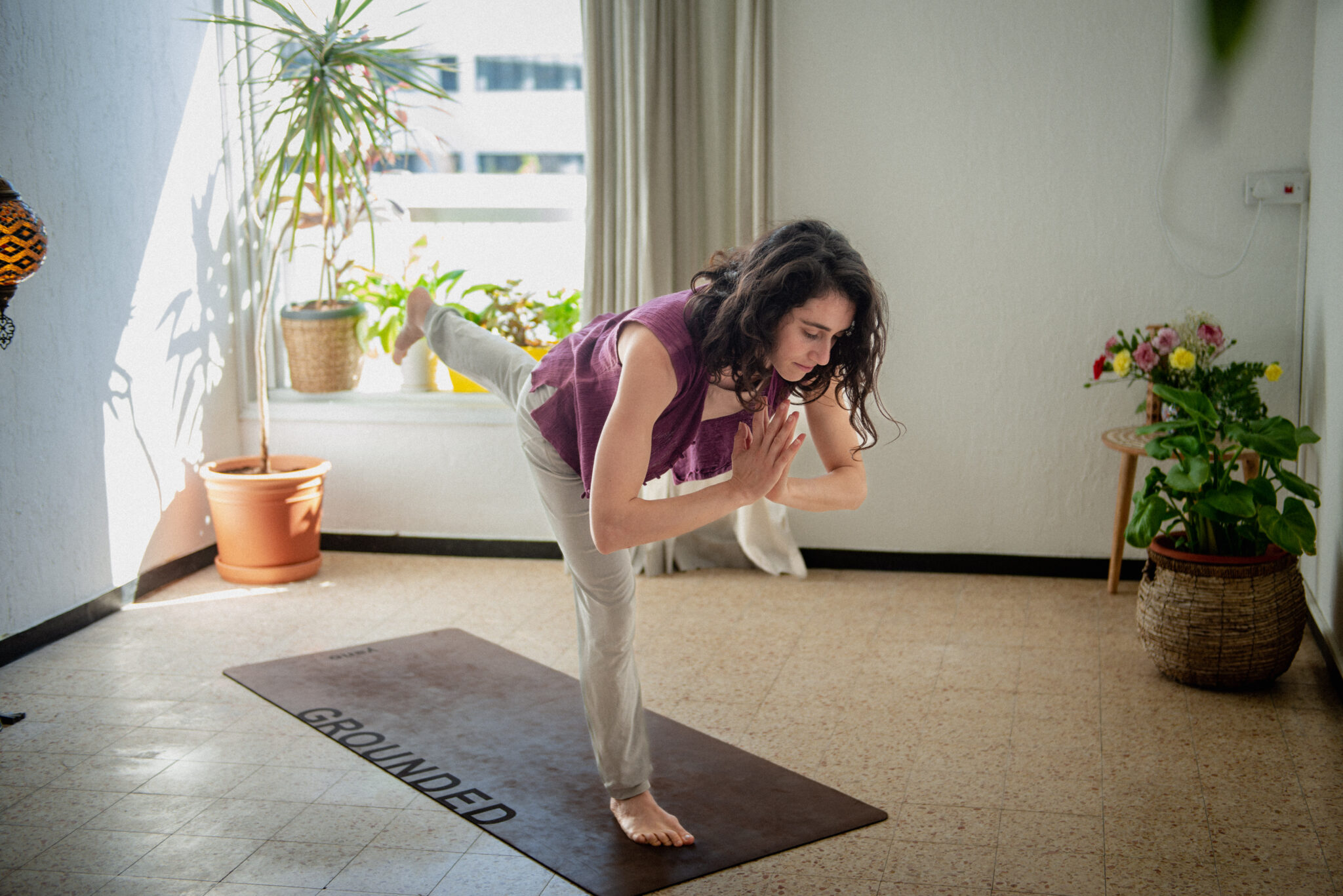 בתשבע מלמדת שיעור יוגה